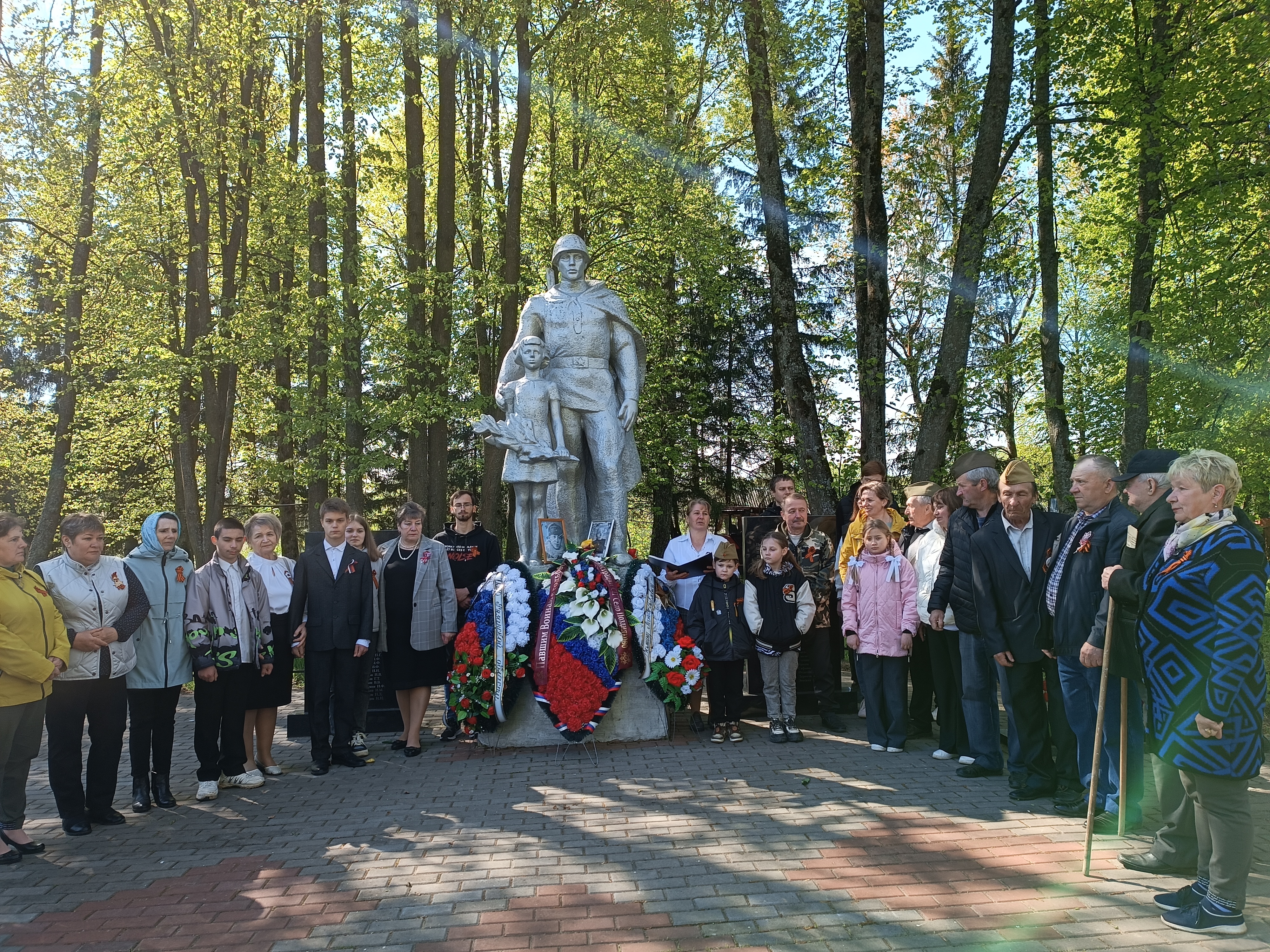 Участники митинга..